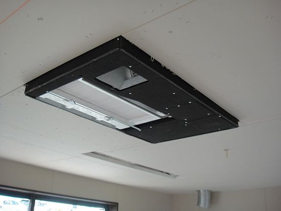 天井面よりはみ出した天井埋込カセット形エアコン