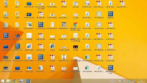 アイコンがたくさん並び、整理されていないデスクトップ